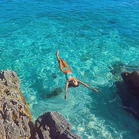 Bona Dea Seaside Daire