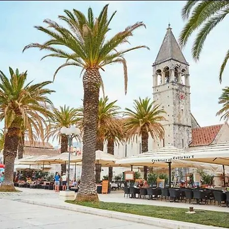 Bona Dea Seaside Apartment Trogir