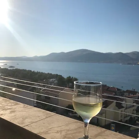 Bona Dea Seaside Апартаменти *