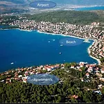 Bona Dea Seaside Апартаменти *