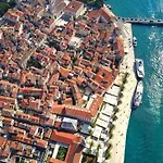 Bona Dea Seaside Трогір