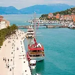 Bona Dea Seaside Апартаменти