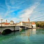 Апартаменти Bona Dea Seaside *