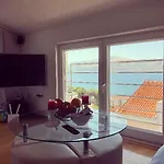 Bona Dea Seaside Апартаменти Трогір